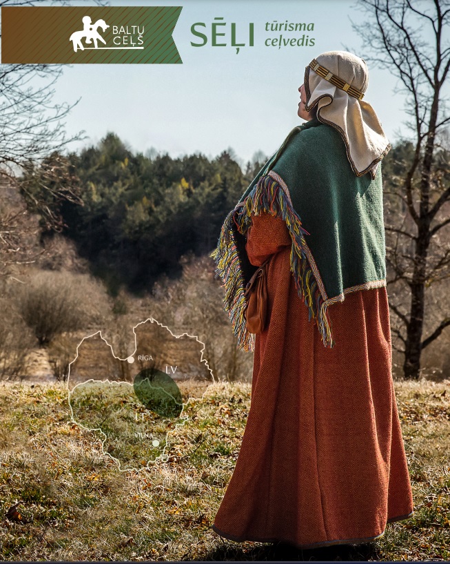 Tūrisma zeļveža par sēļiem vāks - uz vāk redzama sieviete senā tautastērpā, stāv ar mugurpusi pret kameru, veroties uz mežu