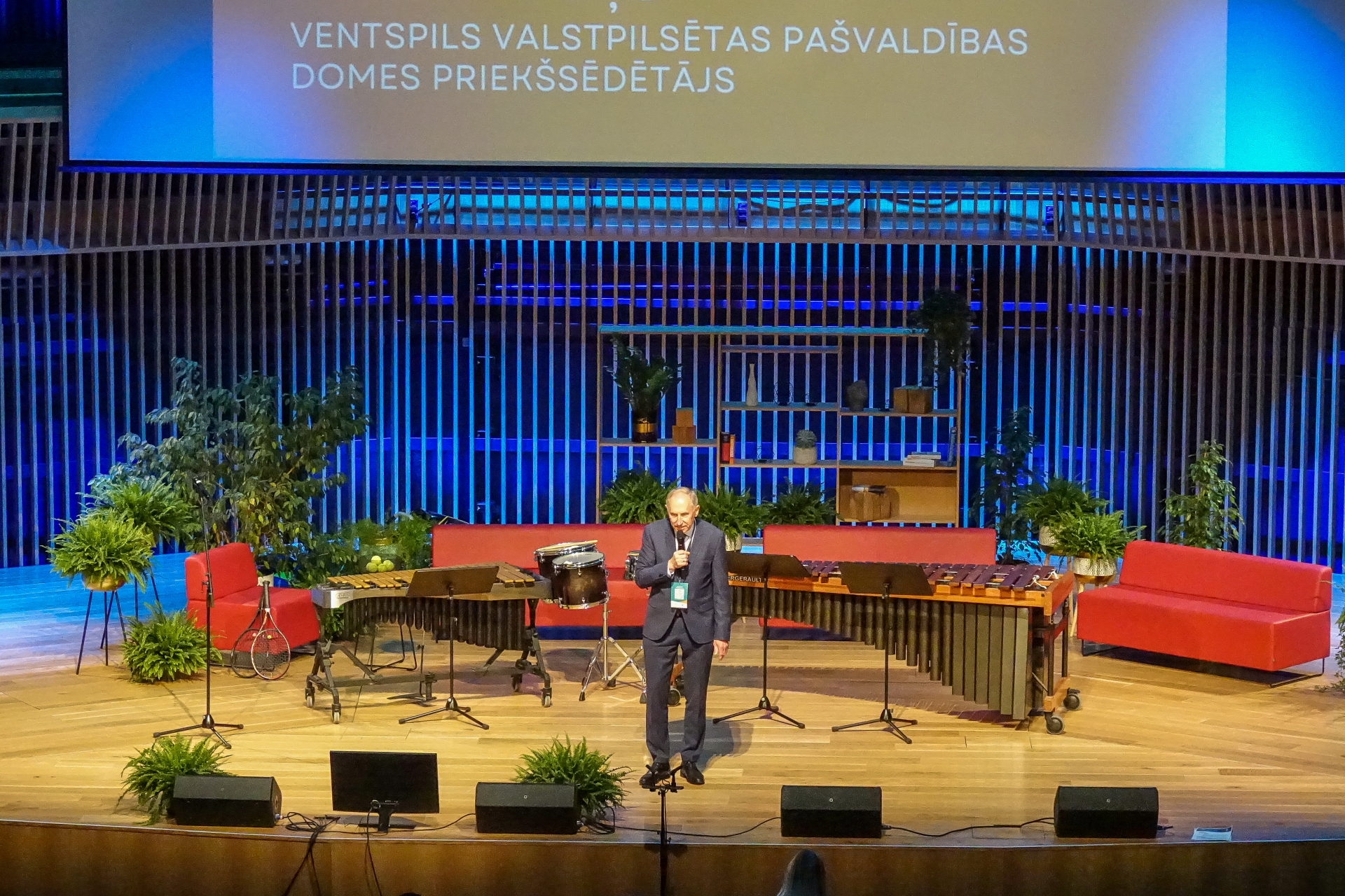Kurzemes biznesa forumā uz skatuves mikrofonā runā Ventspils valstspilsētas domes priekšsēdētājs Jānis Vītoliņš.