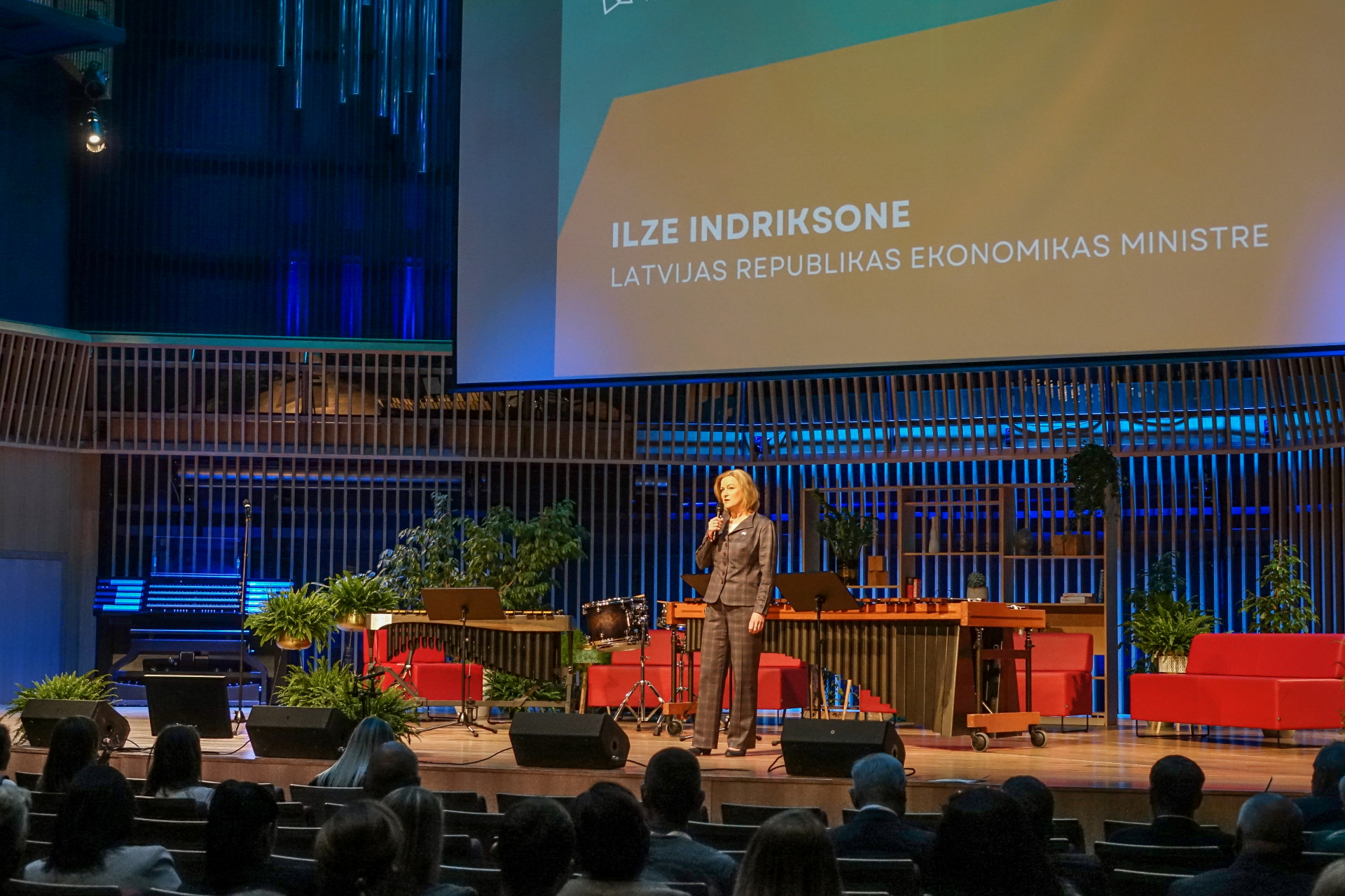 uz skatuves Kurzemes biznesa forumā runā Ilze Indriksone, LR ekonomikas ministre.
