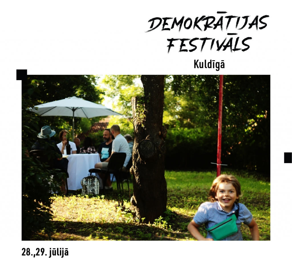 Demokrātijas festivāla vizuālis - att\elā redzams bērns, fonā cilvēki pie āra galdiņa ar baltu saulessargu.