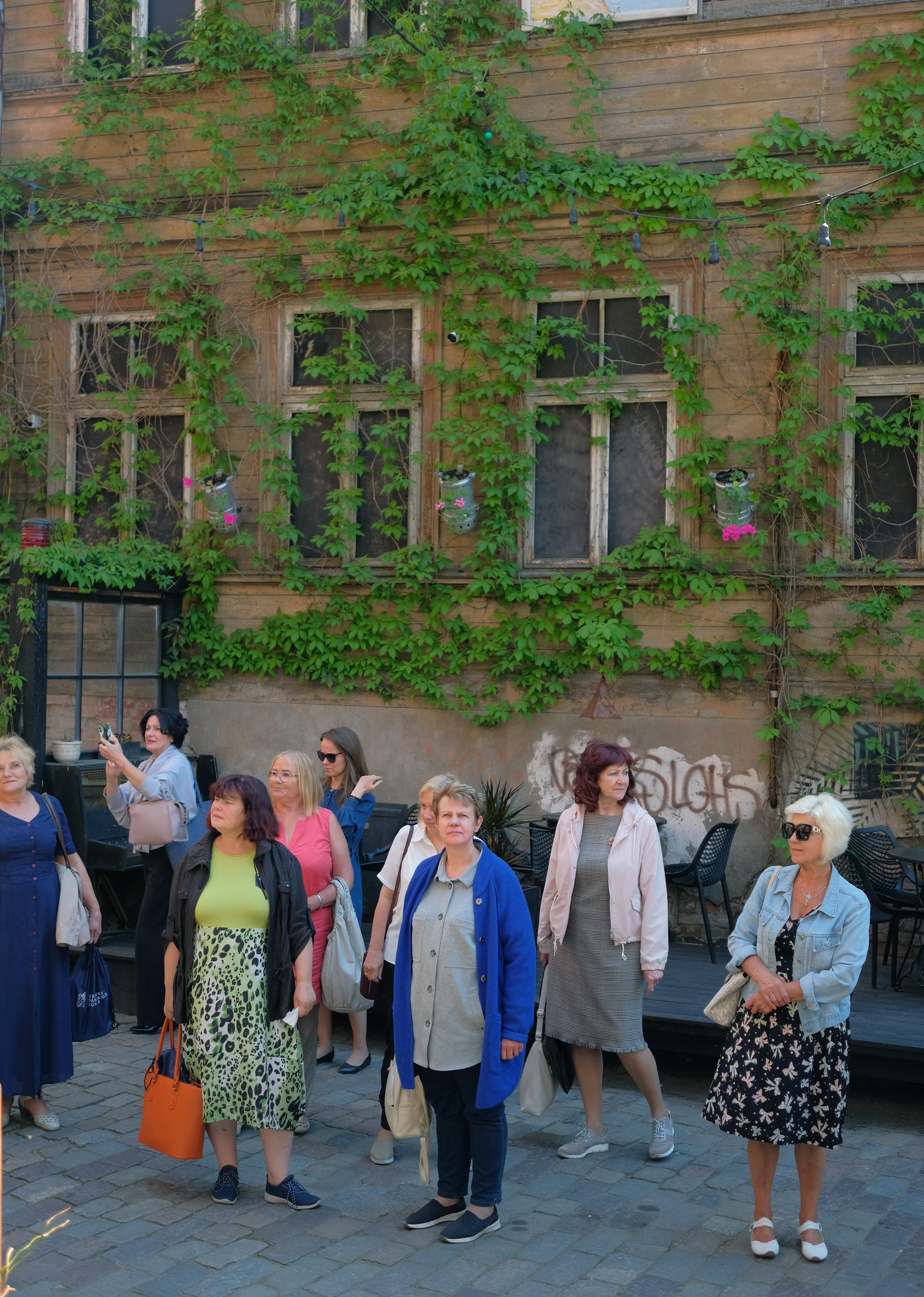 Izglītojošā semināra “Pieaugušie mācās Kurzemē” dalībnieki dodas pa Liepājas ielām.