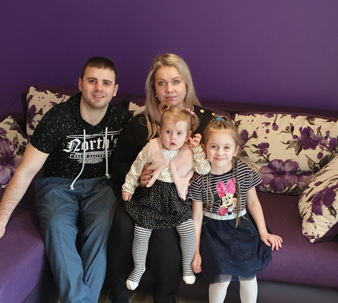 Ekas Svarkovskas ģimenes foto - attēlā redzams tēvs, māte un divas mazas meitas.