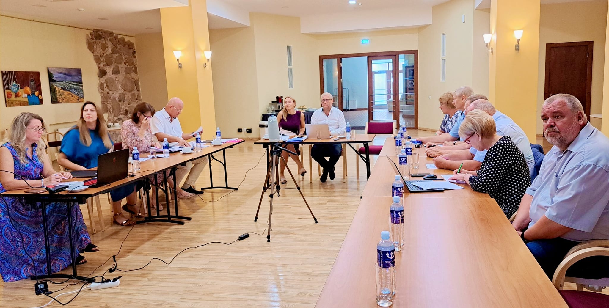 KPR Attīstības padome - attēlā redzami Kurzemes reģiona pašvaldību vadītājio un vadītāju vietnieki sarunā ar IZM pārstāvjiem.